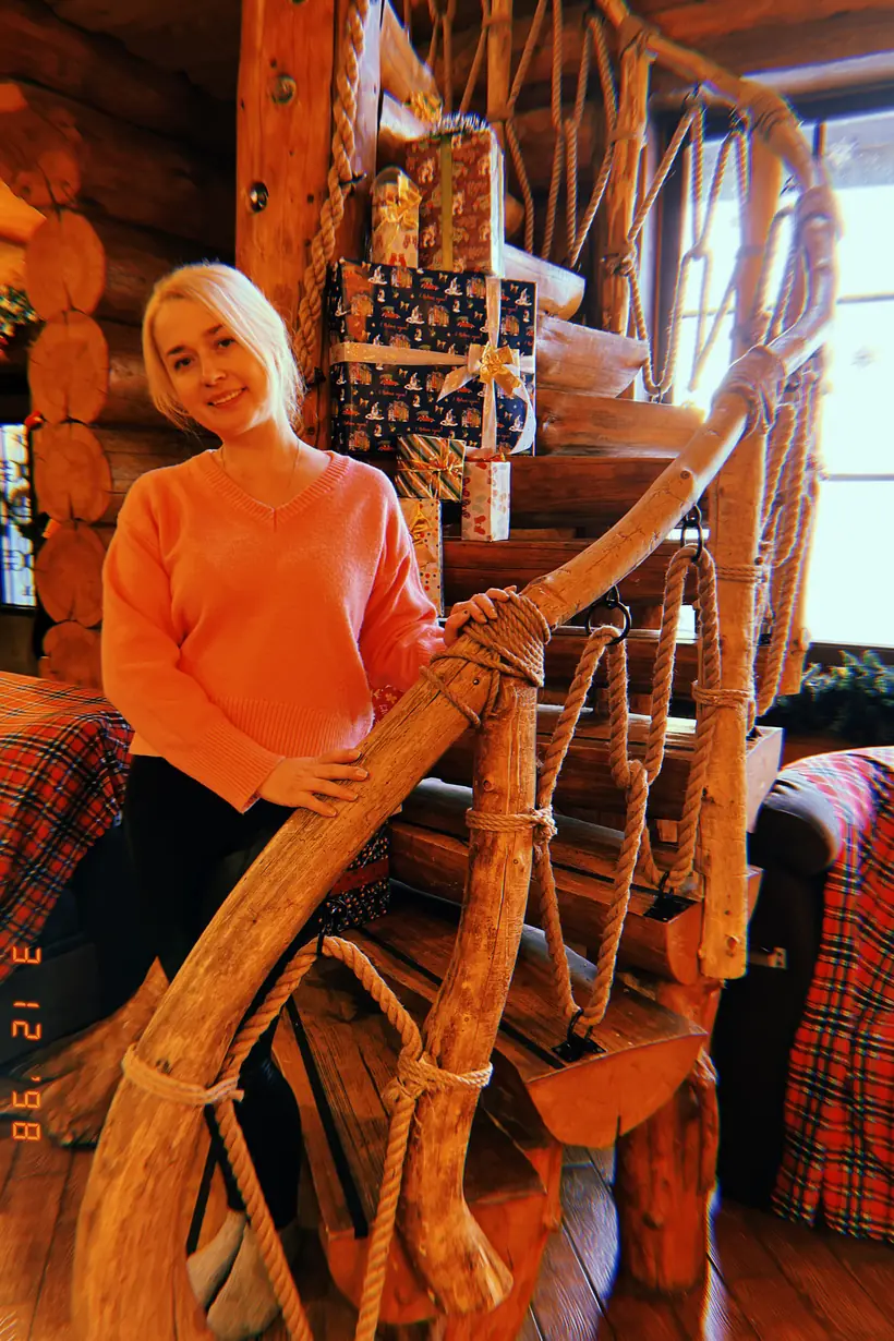 Резная деревянная лестница в избе