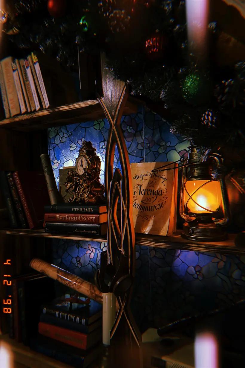 Полка с книгами и керосиновой лампой