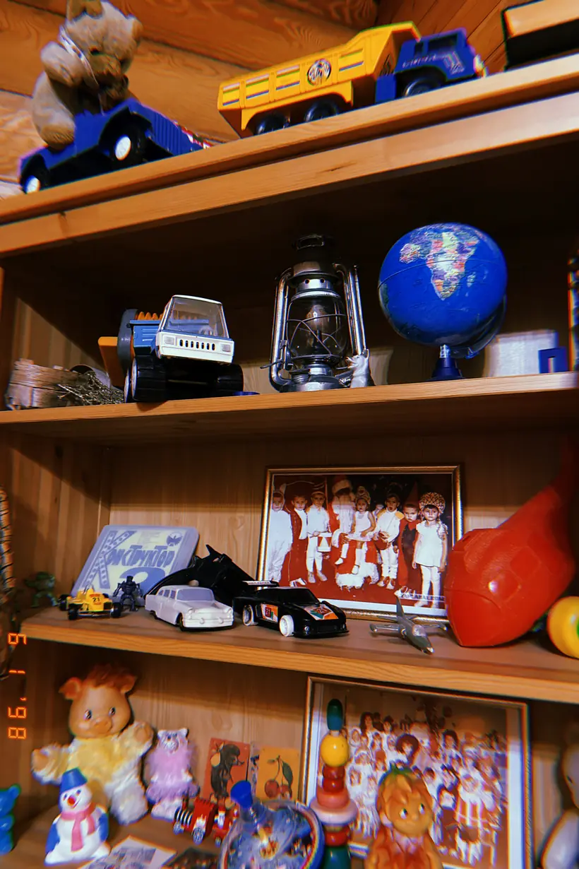 Полка с игрушками и глобусом